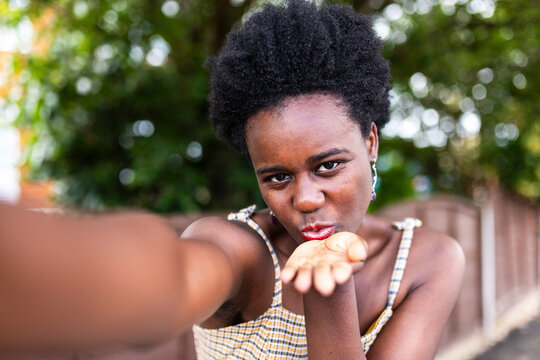 Premium Photo  An african american young woman holding a net and