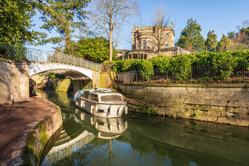 Naklejka premium Barge on the Kennet and Avon Canal at Sydney Gardens in Bath, Somerset, England