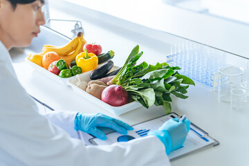 野菜や果物を検査する研究者　管理栄養士