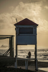 Tour de garde sur une plage un jour de tempête