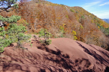 Curiosité géologique de sable rouge au Pla de Muga col vers Lamanère dans les pyrénées