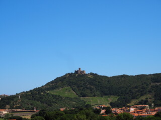 Fototapeta na wymiar Vue sur le Fort Saint-Elme en été depuis les hauteurs de Collioure, France