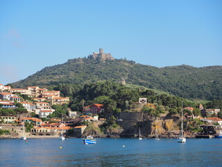 Fototapeta premium Vue sur le Fort Saint-Elme en été depuis le village de Collioure, France