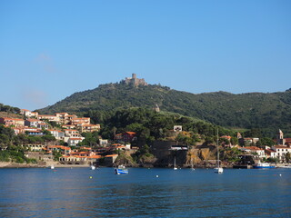 Fototapeta premium Vue sur le Fort Saint-Elme en été depuis le village de Collioure, France