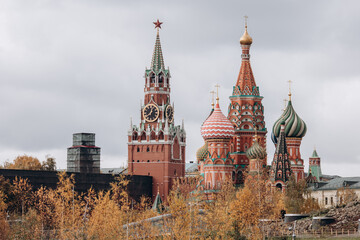 Fototapeta premium View of St. Basil's Cathedral and Spasskaya tower of Kremlin on Red Square in Moscow, Russia