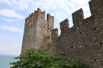 Blick auf die Altstadt von Sirmione am Gardasee	