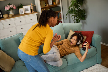 Family problems-teenage mobile phone addiction
