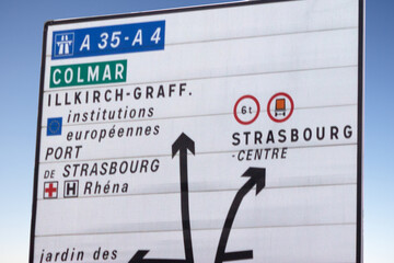 Panneau de signalisation dans le centre-ville de Strasbourg - obrazy, fototapety, plakaty