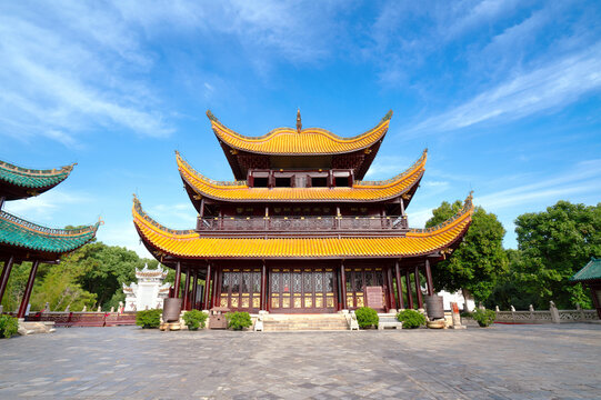 Yueyang Tower is located beside Dongting Lake