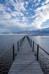 北海道、道東、野付半島、海、トドワラ、ナラワラ、風景、自然、空、晴れ、日本、波、青空、水面、海面、海岸、琵琶湖、雲、コピースペース、快晴、観光、観光地、旅行、屋外、船