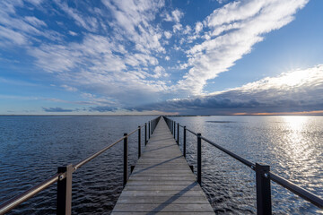 Fototapeta premium 北海道、道東、野付半島、海、トドワラ、ナラワラ、風景、自然、空、晴れ、日本、波、青空、水面、海面、海岸、琵琶湖、雲、コピースペース、快晴、観光、観光地、旅行、屋外、船