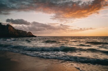 Obraz premium Sunset horizon over ocean with waves and cloudy sky. 