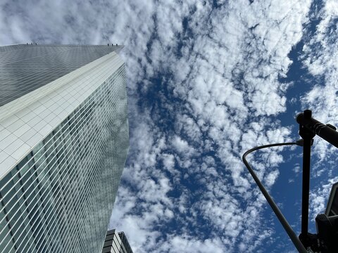 巻積雲と都会の高層ビルの風景