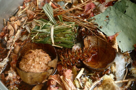 Preparation of Chinese herbal juice for internal body heat or internal hot relief. refresh herbal juice. Jab-Liang. At least 10 Chinese herbal are ingredients of Jab-Liang juice. Boiling of Chinese he