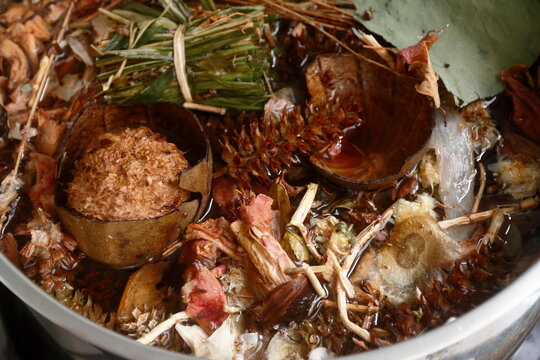 Preparation of Chinese herbal juice for internal body heat or internal hot relief. refresh herbal juice. Jab-Liang. At least 10 Chinese herbal are ingredients of Jab-Liang juice. Boiling of Chinese he