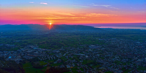 Fototapeta premium Sonnenuntergang über Vorarlberger Rheintal (Österreich)