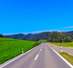 Die Turbenthalstrasse zwischen Balterswil TG und Turbenthal im Kanton Z&uuml;rich (Schweiz)