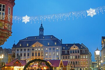 Weihnachtsmarkt Coburg mit Rathaus