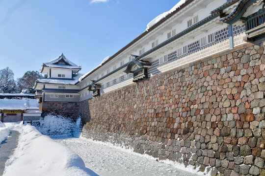 石川県を代表する観光スポット「冬の金沢城」。屋根や石垣が雪化粧し綺麗です。