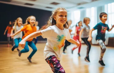 Foto op Plexiglas Dansschool Portrait of smiling children of 7-13 years old enjoying modern dancing in a dance studio