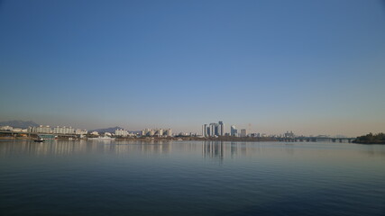 Han River in Korea, riverside scenery and autumn reflected in the river (韓国の漢江、川辺風景と川に映った秋)