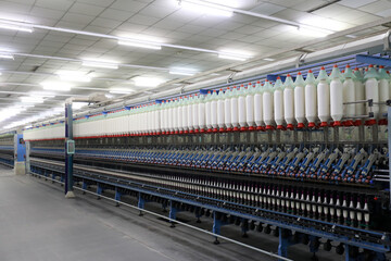 The mechanical equipment of the spinning production line is in operation