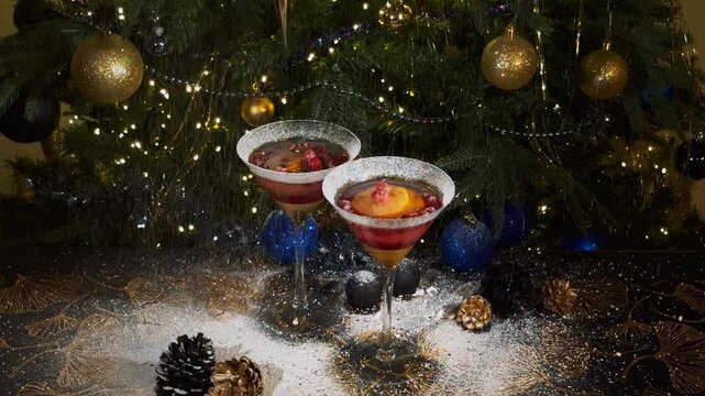 Weihnachtliche Getr&auml;nke unter dem Tannenbaum mit Schnee