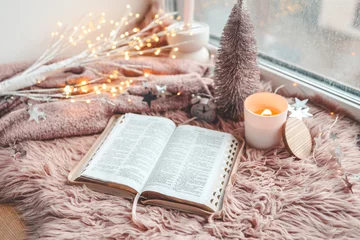 Foto op Plexiglas Open Bible in cozy pink winter home morning atmosphere © shine.graphics