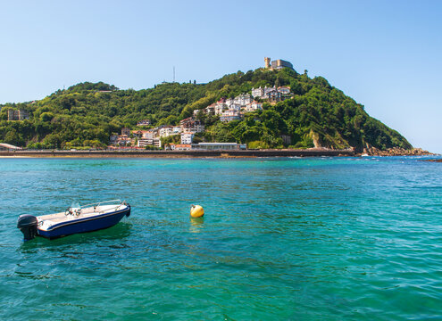 Le mont Igueldo depuis la mer &agrave; San Sebastian (Donostia), Espagne