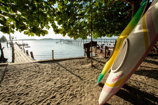 Marau, Bahia, Brasil &ndash; Dezembro, 6, 2016: dois caiaques na areia da praia esperando para serem alugados.