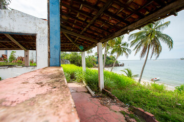 Casa de praia abandonada destruída pelo tempo em ilha deserta na Bahia