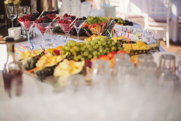 Blackberries and strapberries in glass. Catering on wedding. Wedding banquet table. Sweet table with fruit, wedding catering. Fruit bar on party.