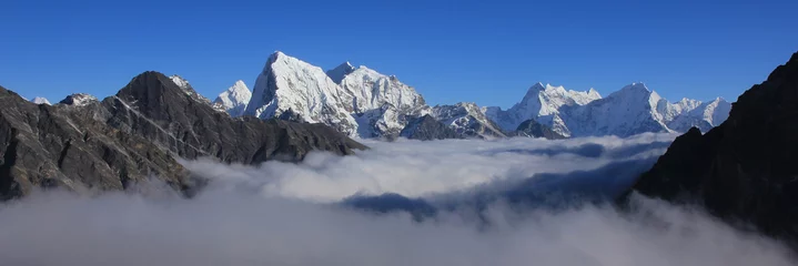 Fototapete Ama Dablam High mountains in the Sagarmatha Nationalpark, Nepal. Gokyo Valley.