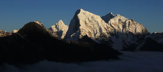 Crédence de cuisine en verre imprimé Ama Dablam Bright lit peaks of Ama Dablam, Cholatse, Taboche and Tobuche, Nepal