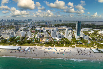 Obraz na płótnie Canvas Popular vacation spot in the United States. Ocean warm waters and sandy beachfront at Miami Beach in Florida, USA. American travel destination