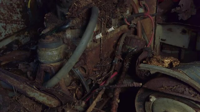 Cinematographic discovery of an old car, a seat 600 abandoned in an old garage where you can see its small gasoline engine.
