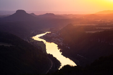 Sonnenuntergang auf der Kipphornaussicht in der Sächsischen Schweiz mit Blick auf den Fluss Elbe und den Lilienstein Tafelberg