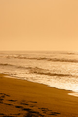 Hora dourada no amanhecer na praia