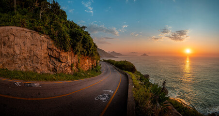 Panorâmica de estrada cênica no amanhecer a beira mar, Rio de Janeiro - obrazy, fototapety, plakaty