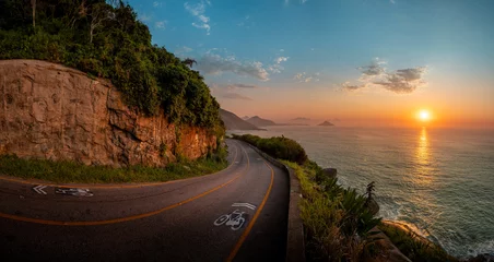 Zelfklevend Fotobehang Panorâmica de estrada cênica no amanhecer a beira mar, Rio de Janeiro © Fagner Martins