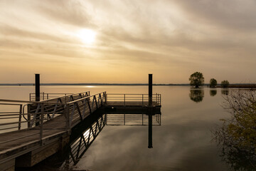 Naklejka premium Couché de soleil sur le lac d’orient.