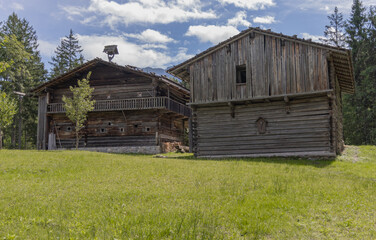 Altes Bauernhaus mit Wirtschaftsgeb&auml;ude