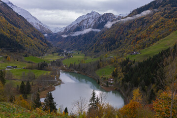 Fototapeta na wymiar Bergpanorama mit See im Herbst.