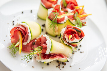 Deliziose zucchine ripiene con prosciutto e formaggio, antipasti italiani, cibo europeo 