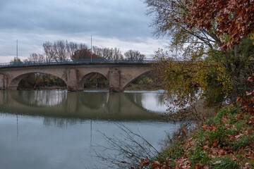 Fototapeta na wymiar Berbinzana Bridge over the Arga River. Navarre