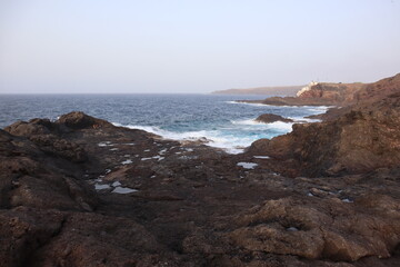 costa rocosa en el mar