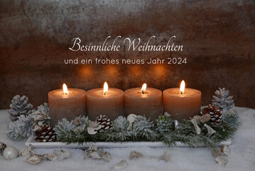 Weihnachtskarte: Harmonische Weihnachtsdekoration mit Kerzen und Weihnachtskugeln im Schnee. ...