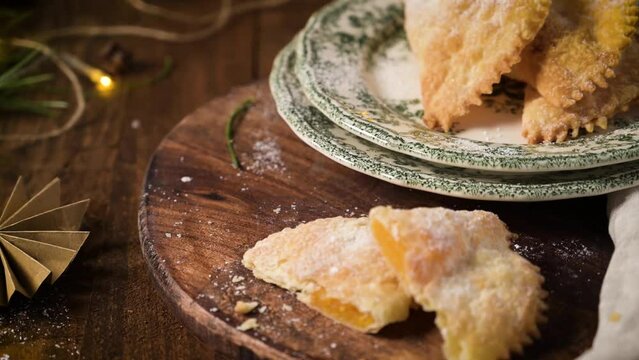 A crescent-shaped pastry whose filling is made of eggs and almonds wrapped in crispy dough, cut in an artisanal way and sprinkled with sugar.