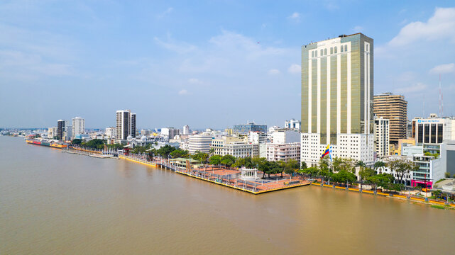 Vista de Guayaquil desde el r&iacute;o Guayas