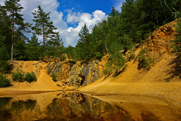 las i żółte skały odbicie w wodzie, forest and yellow rocks reflected in the water, krajobraz, las i żółte skały nad wodą, niebieskie niebo, widok   © kateej